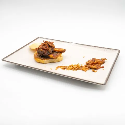 Falso costillar de ciervo con costra de alcachofas y ceps