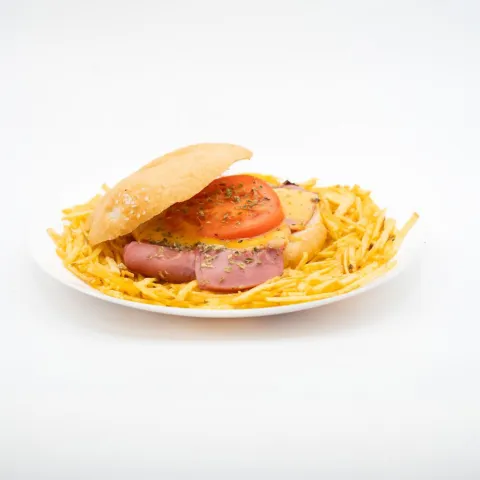 Salaílla de bacon, huevo, queso y tomate laminado con salsa de la casa sobre base de patata paja