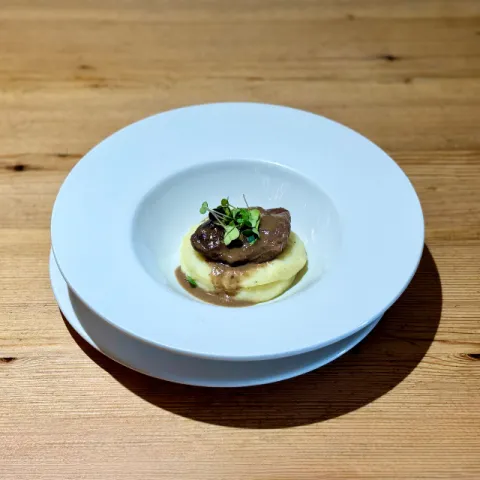 Carrillera al vino tinto con parmentier de patatas