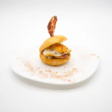 Salaílla de habitas baby con bacon y huevo de codorniz