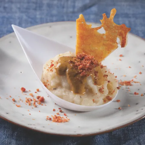 Parmentier de patata en la trufa, con crema de mejillón escabechado, crujiente de quesos y polvo de jamón