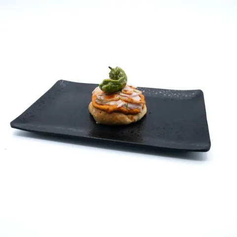 Salaílla con lomo de orza, salsa romescu de avellanas y pimiento de padrón