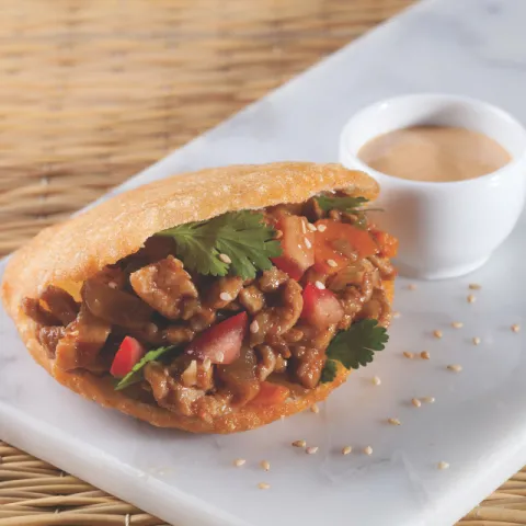 Coqueta de maíz rellena de pollo con verduras del Parc Agrari con alioli suave de cilantro
