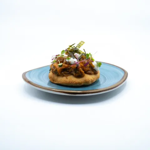 Salaílla con carrillera al curry rojo, crema de queso de cabra, cebolla caramelizada y alga nori