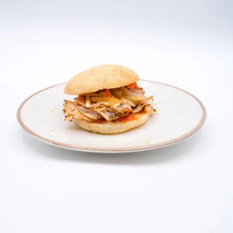 Salailla granaína tostada con crema de chorizo ibérico, chicharrón de "Cái" con toques de lima y queso payoyo