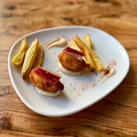 Croquetas de jamón con su loncha de ibérico, acompañado de patatas y salsa kimchi