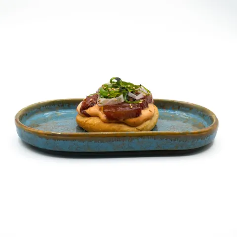 Salaílla de atún marinado con mahonesa de kimchi y wakame