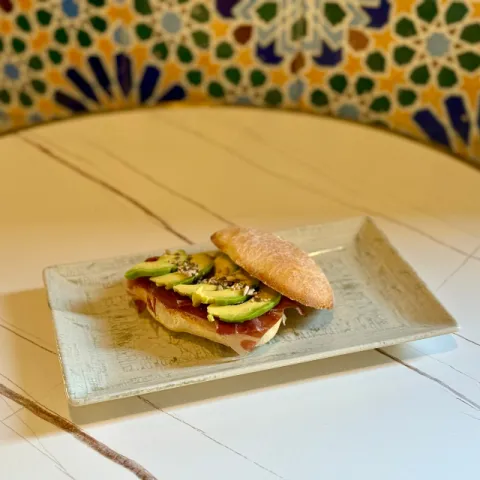 Tostada de mollete de Antequera con jamón ibérico y aguacate