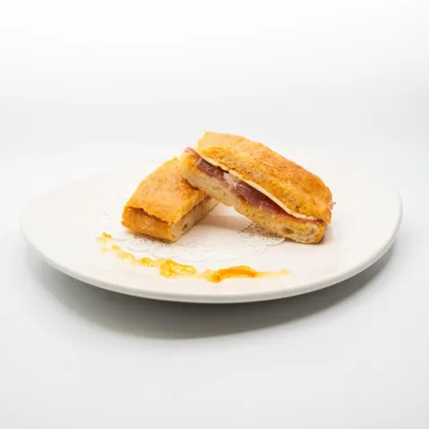 Salaílla de Salmorejo y Jamón Ibérico con toque caliente y ahumado al carbón de encina