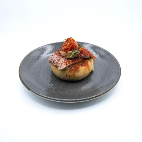Salaílla de atún confitado en manteca de bellota, cherrys asados a baja temperatura, alioli de ajo dulce, flor de ajo y pimientos del piquillos deshidratados