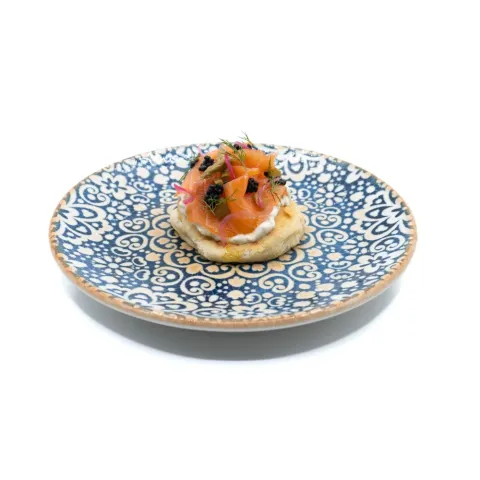 Salaílla con tártara de yogur, salmón ahumado, espárrago encurtido y cebolla morada