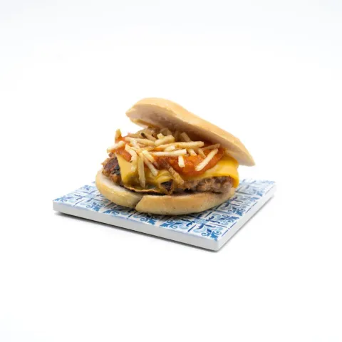Hamburguesa alpujarreña con mermelada de tomate Cherry, queso chedar y crujiente de patata