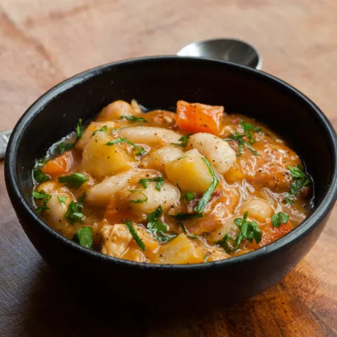 Estofado de alubias blancas con taquitos de jamón, chorizo, panceta y verduritas