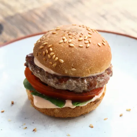 Hamburguesita con salsa especial El Palco, canónigos, queso appenzeller y rodaja de tomate