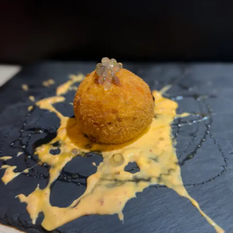 Croqueta de sobrasada y queso scamorza ahumado con miel de romero