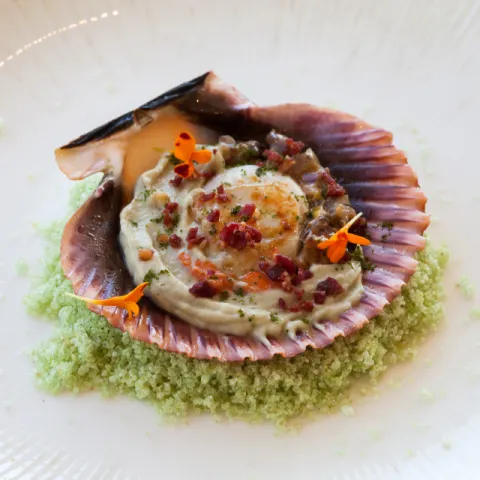 Mar y montaña de alcachofas, vieiras y butifarra negra