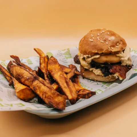 Mini burguer de ternera madurada, aros de cebolla y salsa africana. 