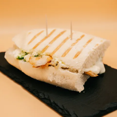 Pollo, cebolla caramelizada, especias africanas, mayonesa y salsa de ajo y perejil. 