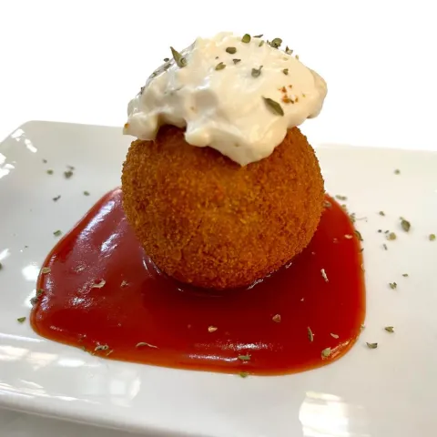 Bomba de carne y patata con la salsa al estilo Isabel. Precio: 5,00 €