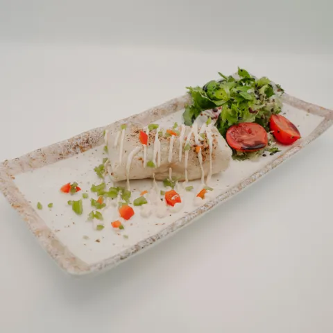Zona B. Como diría Bisbal “Burrería, burrería…” Lo difícil no es cantarla, sino resistirse a este burrito de pollo con salsa kimchi. Un bocado con mucho compás y un sabor que se queda contigo.