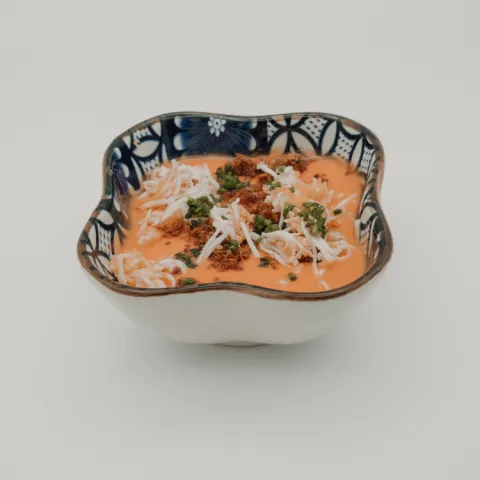 Zona C. Como esa persona que siempre alegra la mesa, Maricarmen llega con todo el sabor del salmorejo almeriense. Fresco, auténtico y preparado para conquistar a quien busca un bocado con raíces y mucho carácter.