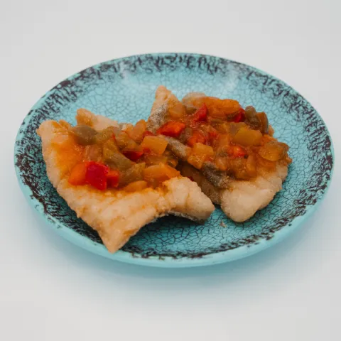 Zona C. Un homenaje a los sabores de nuestra tierra. El bacalao llega con toda la esencia de la cocina tradicional, una tapa con raíces, sabor mediterráneo y ese toque auténtico que convierte los clásicos en imprescindibles