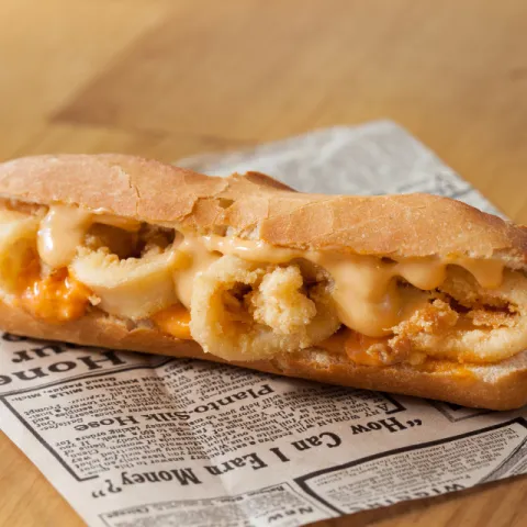 Miniflauta de calamares a la andaluza con alioli, sriracha y romesco