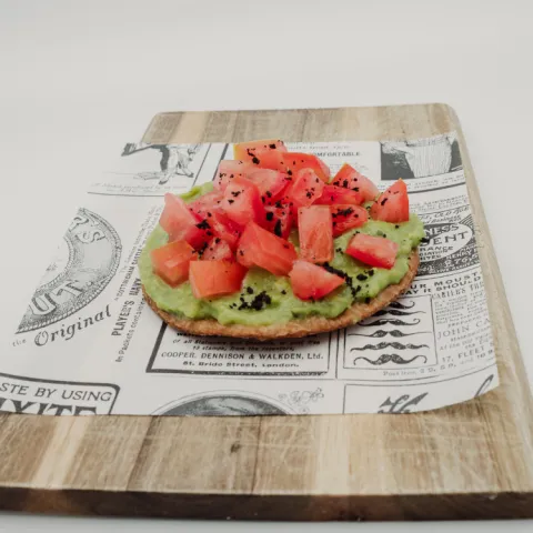 Zona C. Antes de salir al escenario, todo gran artista tiene su momento especial. Esta Maritosta de aguacate y tomate almeriense es una pausa llena de frescura, sabor y producto de nuestra tierra. Un bocado ligero y auténtico que prepara el paladar para el gran espectáculo.