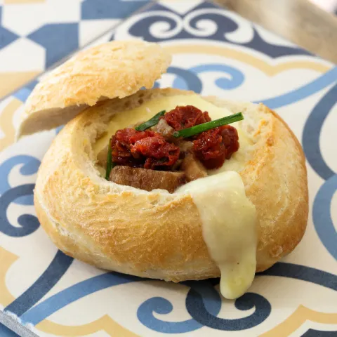 Payesito relleno de fondue de queso de primavera con setas de temporada y tomatitos secos