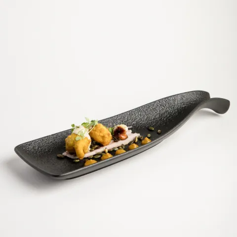 Tapa km0. Mar y montaña de vieira y buñuelo de langosta con mermelada de calabaza del Parque Agrario, pipas de calabaza y panceta ibérica curada.