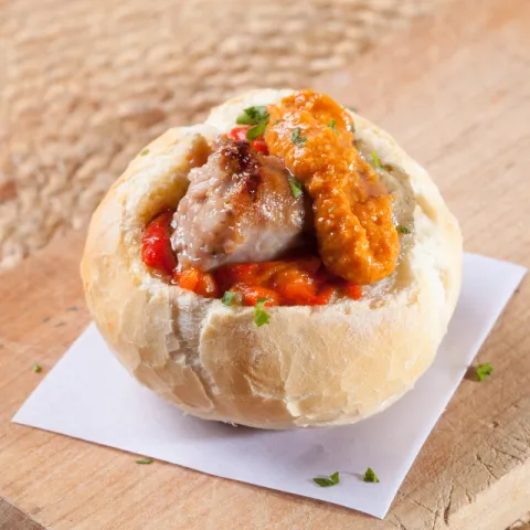 Clotxa de longaniza, pimiento y tomate asado con salsa romesco.