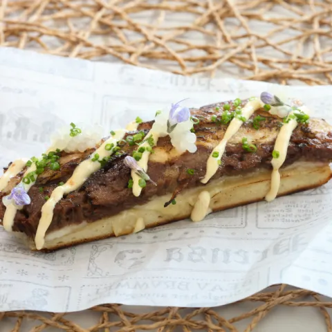 Coca con carn d'olla, parmesano fundido, mayonesa de huevo frito y perlas de su caldo