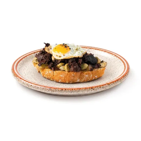 Tosta con cebolla caramelizada, habas, morcilla y huevo