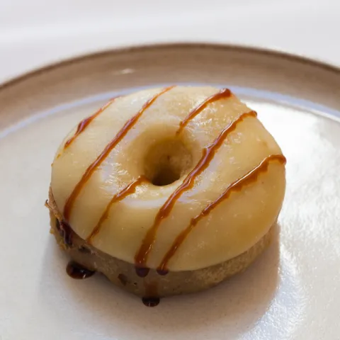 Donut de estofado de ternera en tempura de cerveza Damm, queso gratinado y salsa demi-glace