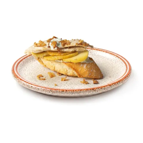 Montadito con roquefort, patatas y pollo