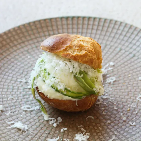 Profiterol casero relleno de espárragos blancos y verdes con crema de espárragos montada y un toque de parmesano