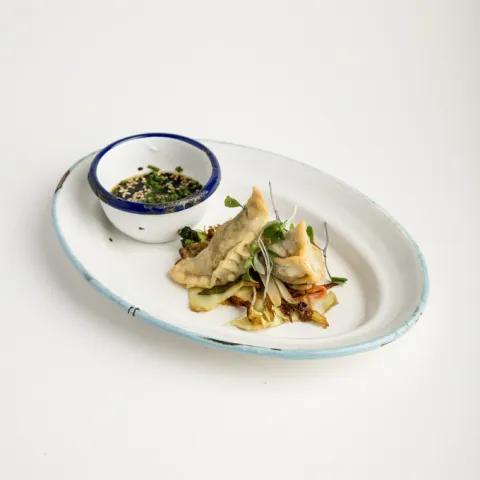 Tapa de la Casa. Gyozas rellenas de verduras de temporada y salsa ponzu.