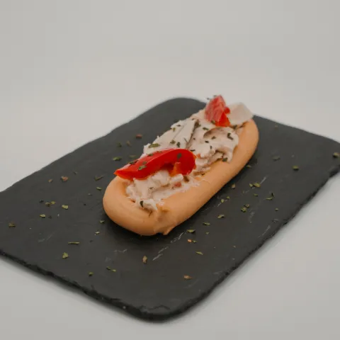 Zona A. Hay bocados que parecen volar. Tapa Marinera de la casa que llega fresca, sabrosa y con ese equilibrio perfecto que la convierte en una parada obligatoria. Ligera de nombre, enorme en sabor; de las que desaparecen antes de que termine la canción.