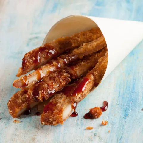 Cucurutxo de tires de pollastre cruixent amb la nostra deliciosa salsa RK teriyaki.