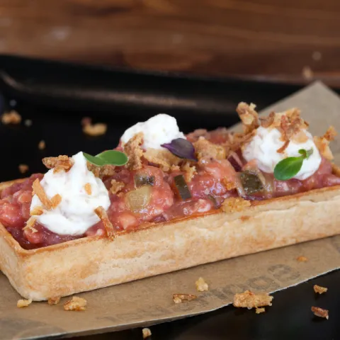 Tartar de hamburguesa con salsa thai, emulsión de carbonara y crujiente de cebolla y beicon