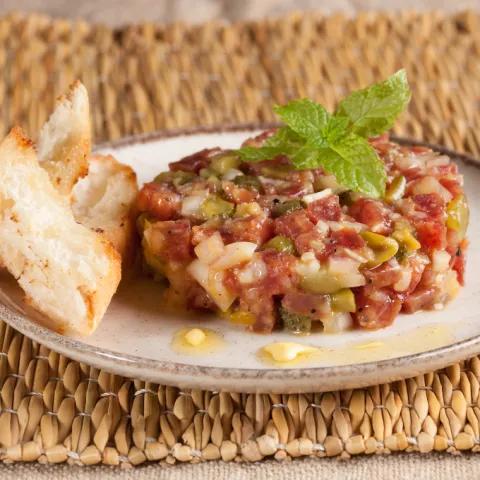 Tartar de fuet con un sabor intenso y equilibrado, con notas especiadas y un toque fresco de aliño.