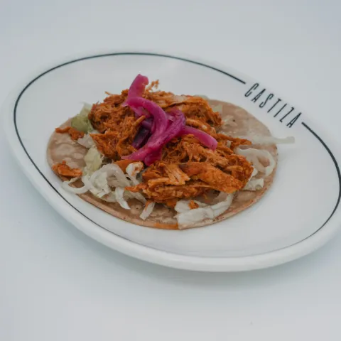 Zona A. Hay mezclas que nacen para triunfar. La jugosidad de la cochinita y la esencia más festivalera se encuentran en un taco con personalidad propia. Un viaje de sabores que invita a brindar, compartir... y pedir otro.