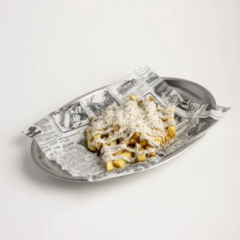 Tapa de la Casa. Patatas fritas con salsa trufada y parmesano rallado.