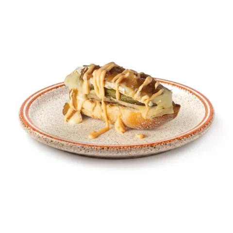 Brioche con mayonesa picante, lomo, pimiento y cebolla caramelizada