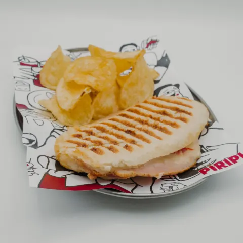 Zona A. Como una colaboración inesperada que acaba siendo un éxito. Un planchao donde el lomo de orza, el queso gouda, el pimiento morrón y el ajoblanco unen fuerzas para firmar una tapa con mucho carácter y un sabor que deja huella.