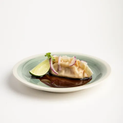 Tapa Pota Blava. Empanadillas hechas a mano rellenas de Pota Blava y salsa hoisin.