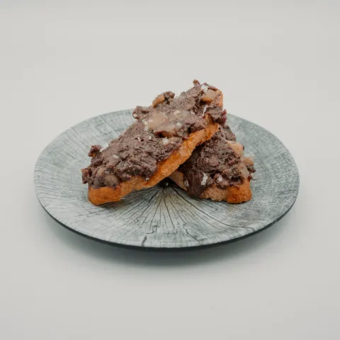 Zona B. Hay sabores que se te pegan para siempre. La intensidad de la morcilla se funde sobre una base melosa para crear un bocado lleno de tradición y carácter. De esos que dejan huella y te acompañan mucho después del último acorde.