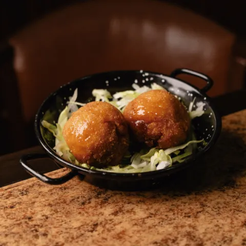 Croqueta cremosa de sobrasada mallorquina con un sutil toque de miel, crujiente por fuera y pura intensidad mediterránea por dentro