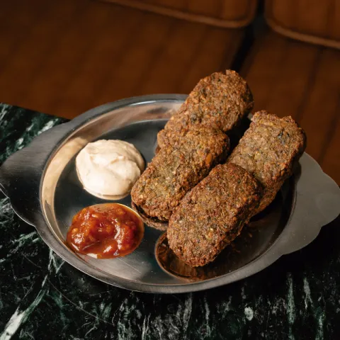 Falafel de lentejas verdes de Puy con nuestra harisa de Tap de Cortí y tahini