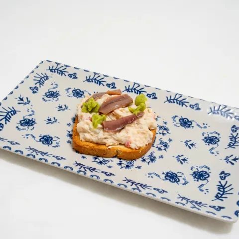 Tartaleta con ensaladilla rusa, anchoa del Cantábrico y salsa guacamole